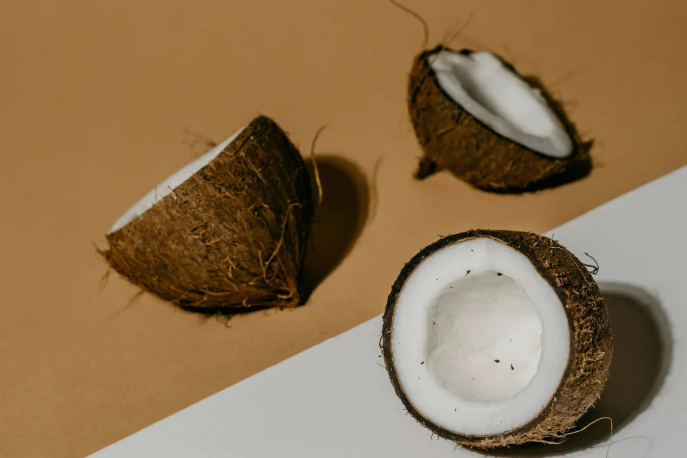 Noix de coco naturelle ingrédient clean - farine et huile de coco sans sucre utilisées dans les granolas keto Holy Blends