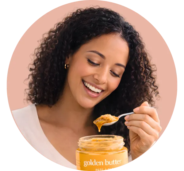 Une femme dégustant le golden butter de chez Holy Blends