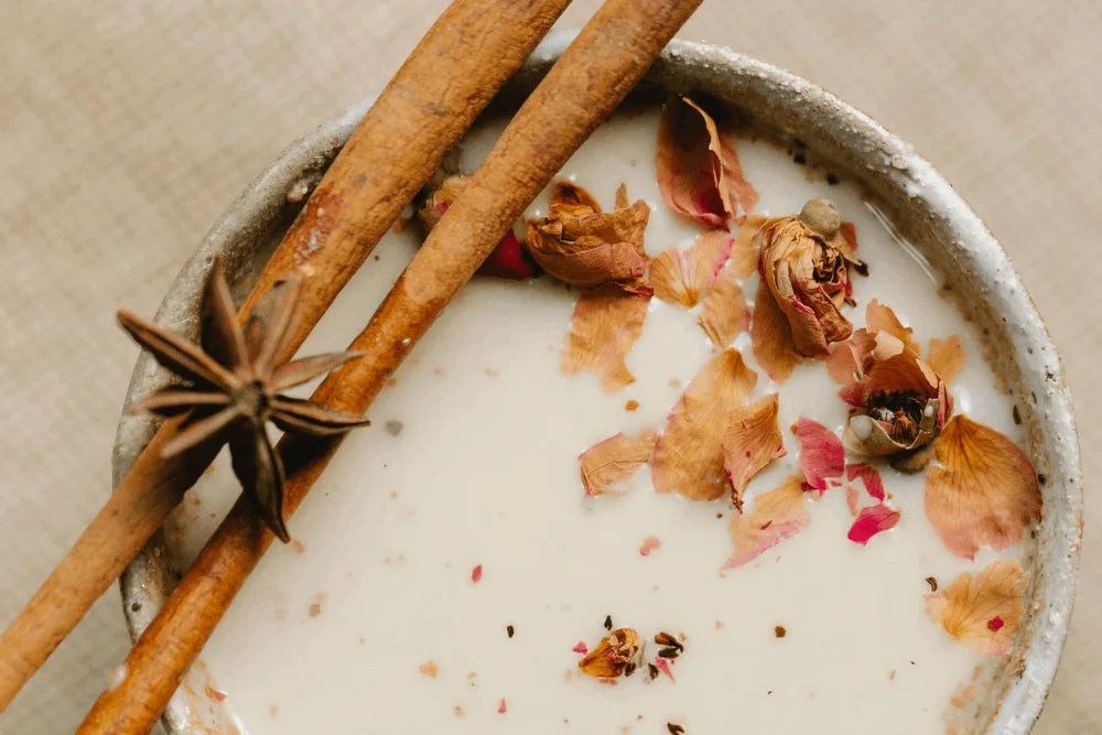 Épices chai naturelles - cannelle, anis étoilé et fleurs utilisés dans le Magic Chaï Holy Blends